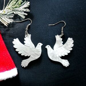 NWT Stunning White Dove Dangle Earrings: Your Perfect Holiday Accessory!